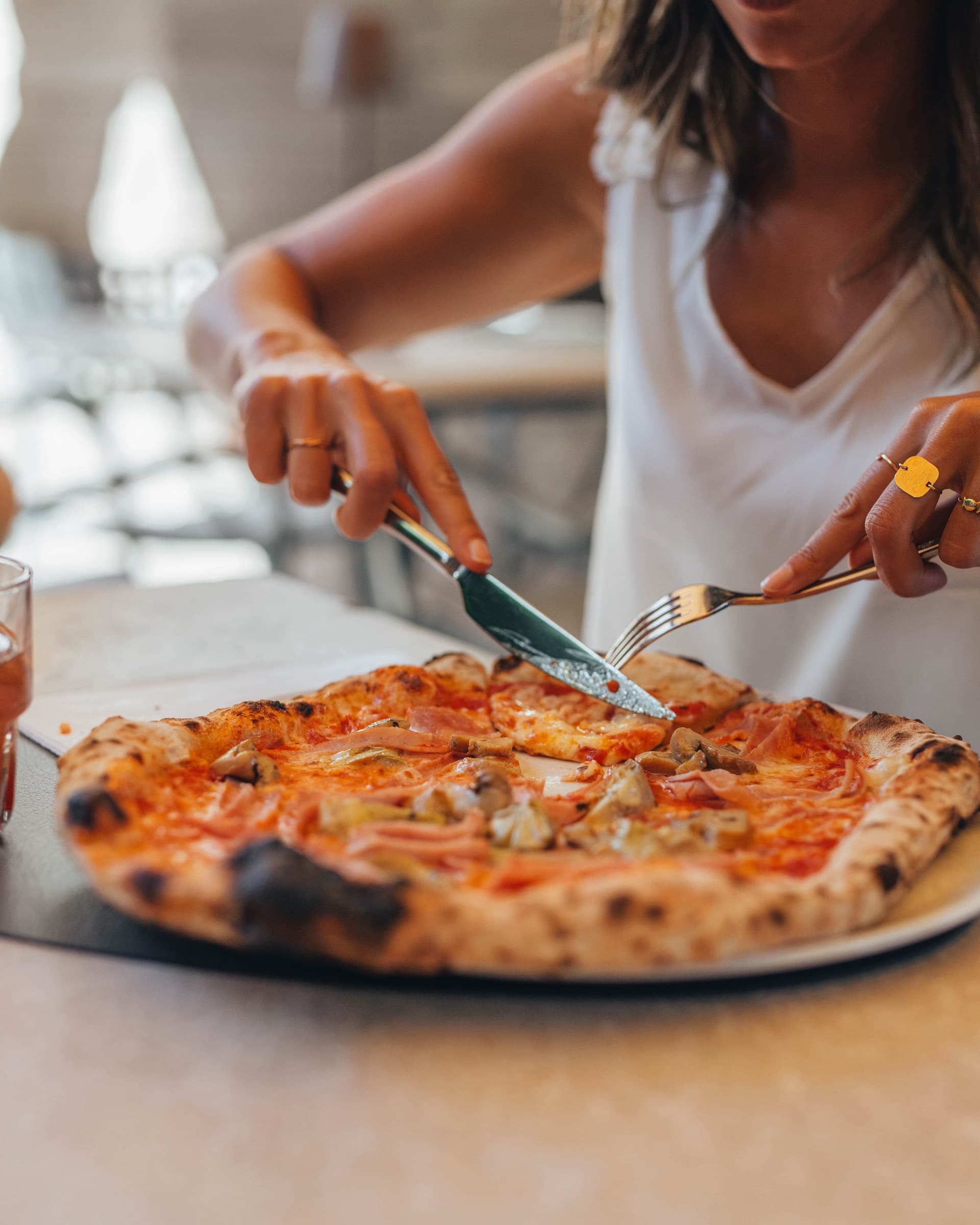 Gastin schneidet eine Pizza