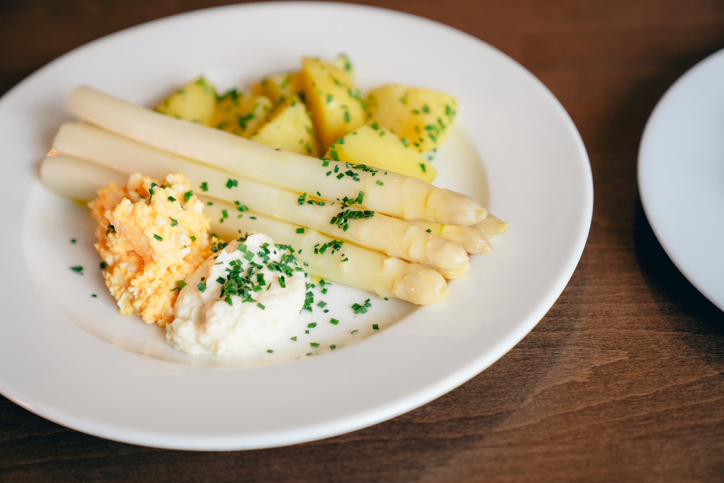 Teller mit Spargel und Kartoffeln
